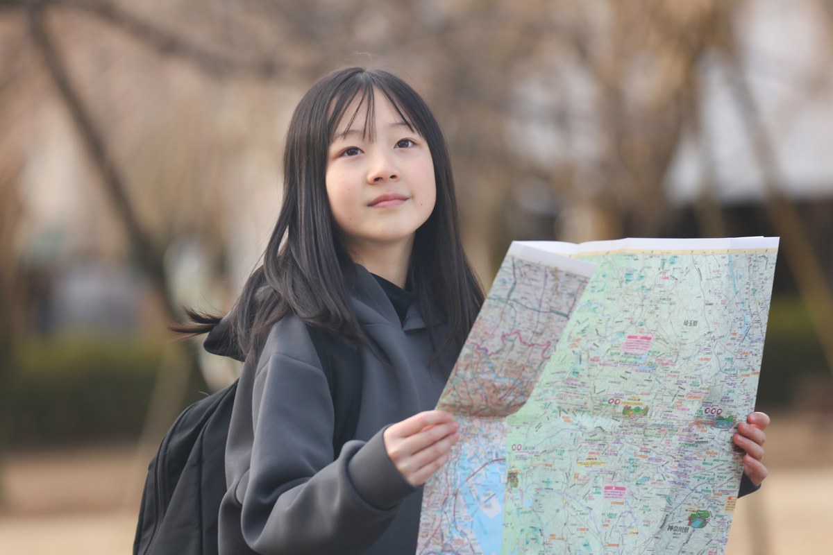 スマートフォンで地図アプリを操作する様子