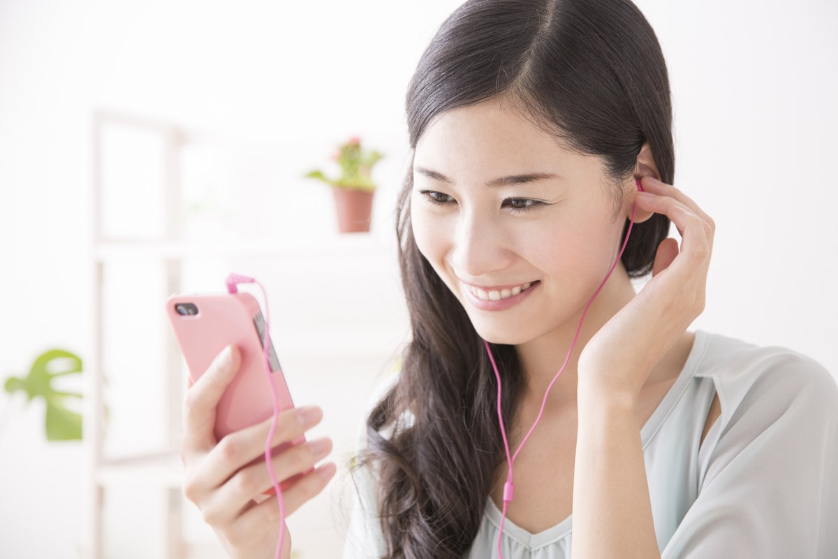 スマートフォンでアプリを操作する様子