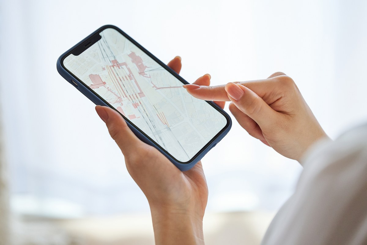 スマートフォンで地図アプリの便利機能を使う様子