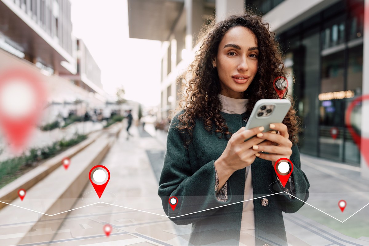 スマートフォンで地図アプリのルートを確認する様子