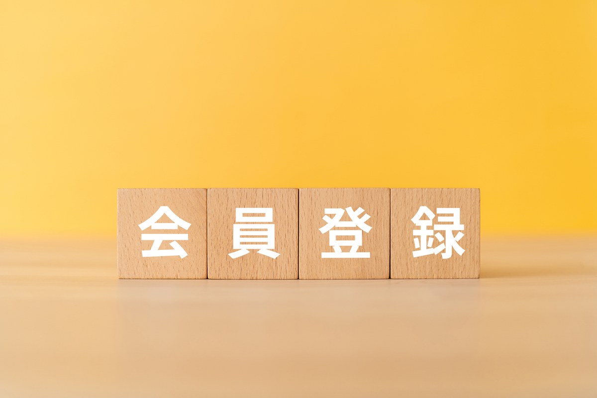 スマホでカーシェアに入会手続きをする様子