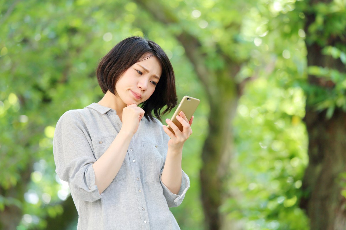 スマートフォンで地図アプリを使う様子