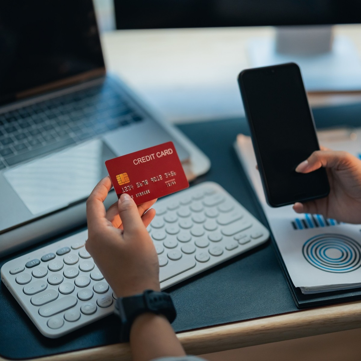 スマートフォンとクレジットカードを使ってオンライン決済をするイメージ