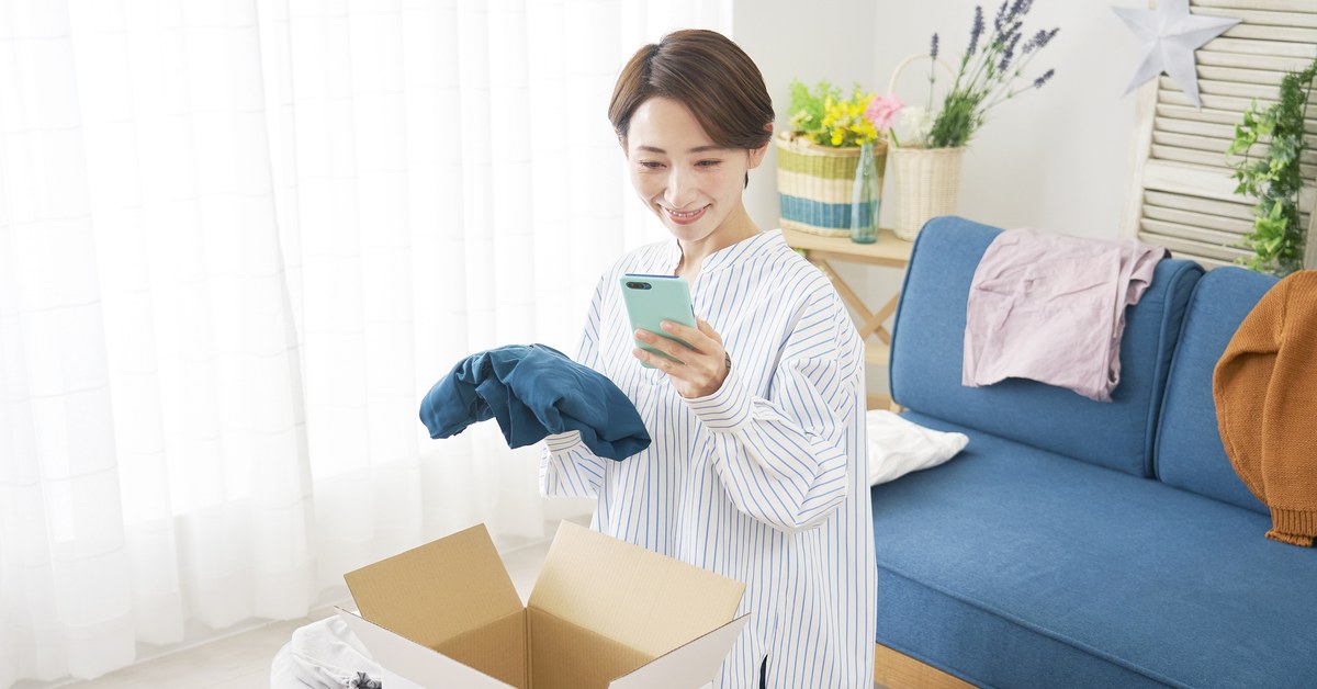 スマートフォンで洋服をカートに入れる様子