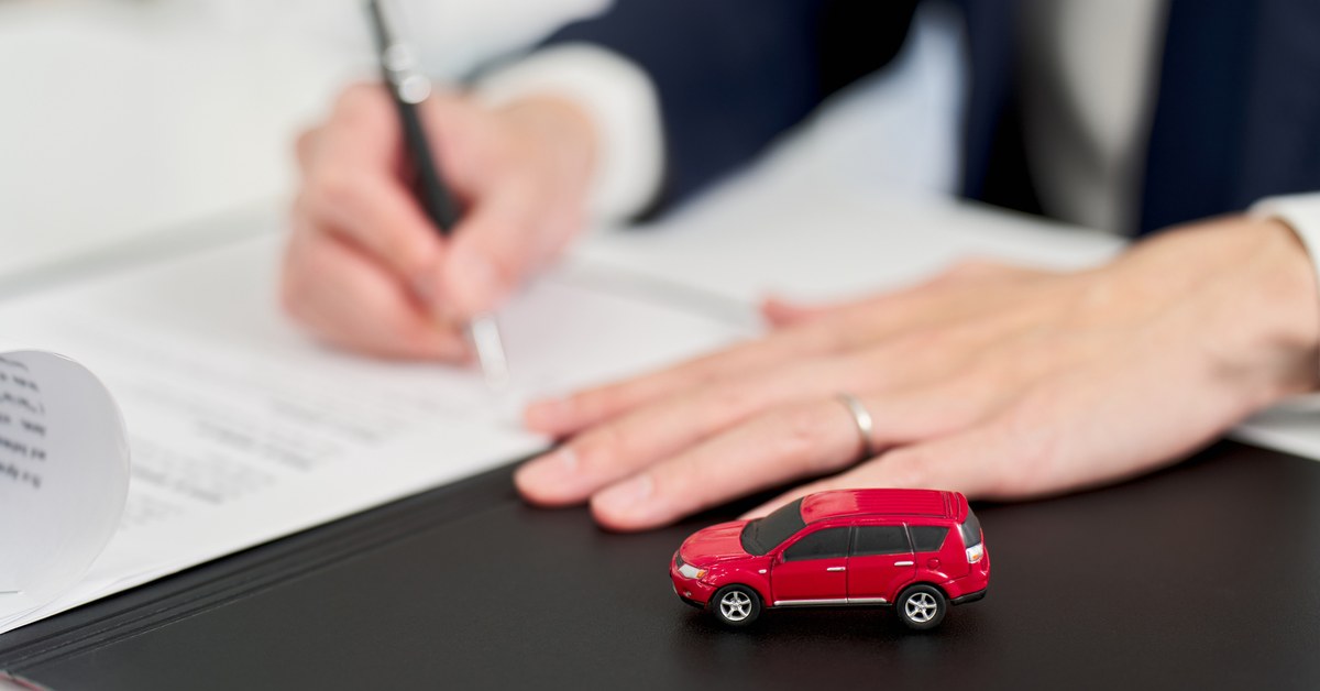 車の契約書に記入する手元