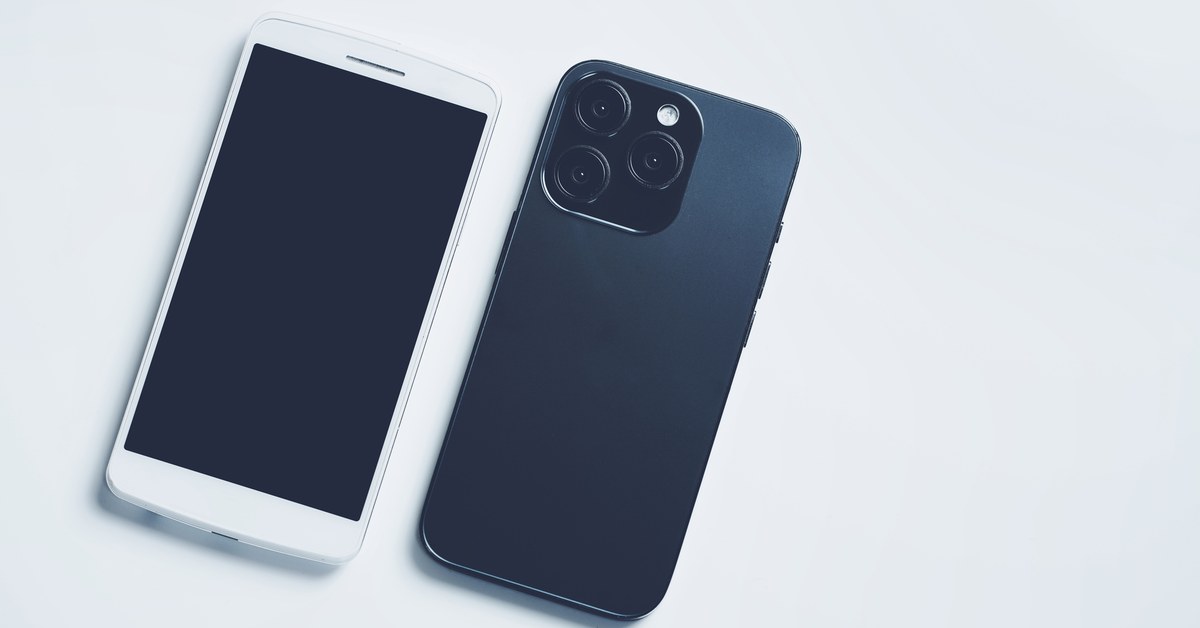 新しいスマートフォンに機種変更する様子