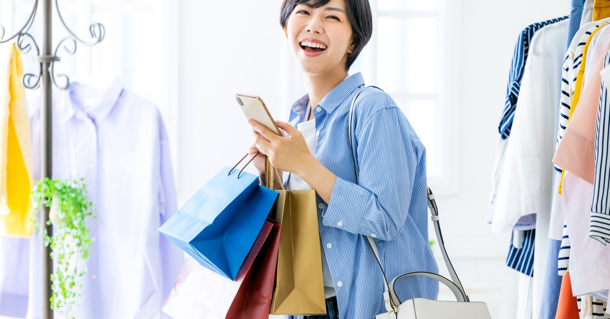 スマートフォンでセールの買い物をする様子