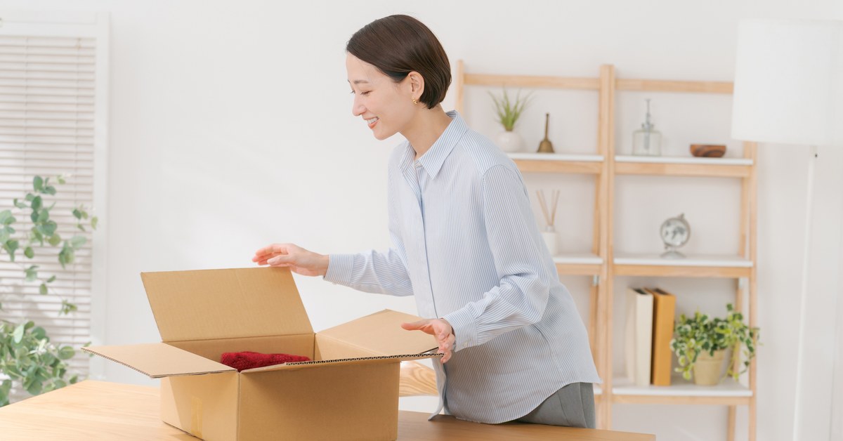 洋服を梱包して返品の準備をする様子