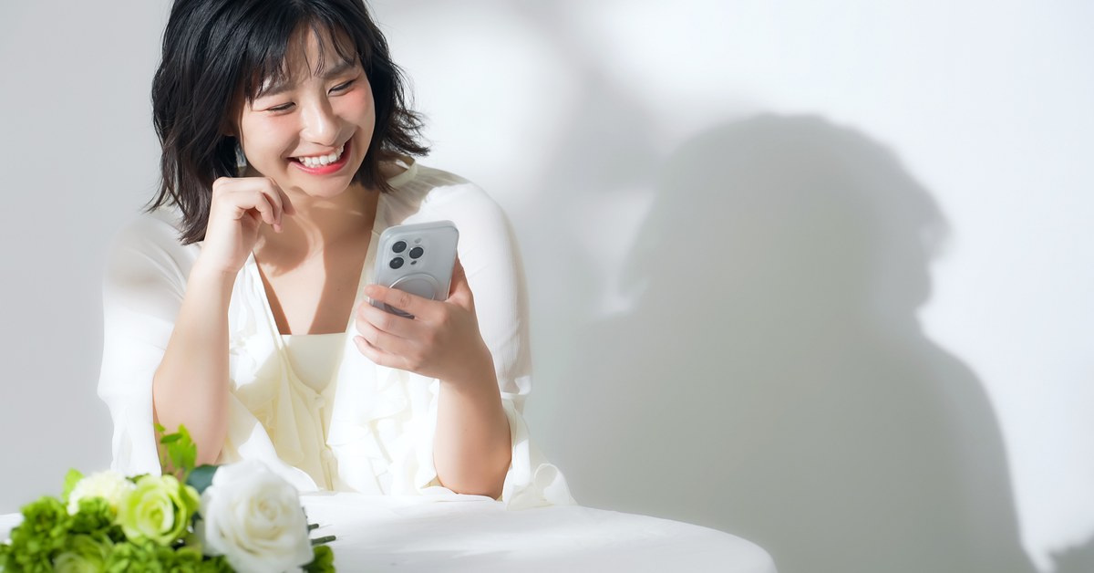 スマートフォンで通販サイトを見る様子