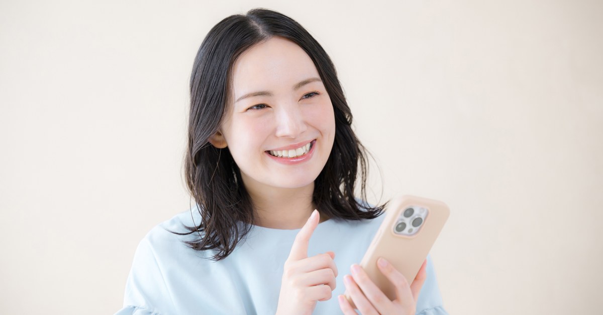 スマートフォンで割引の内容を確かめる女性