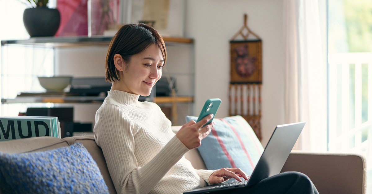 スマートフォンで支払い方法を選ぶ様子