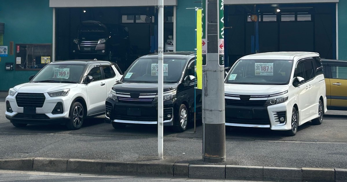 中古車販売店の店先に並ぶ車