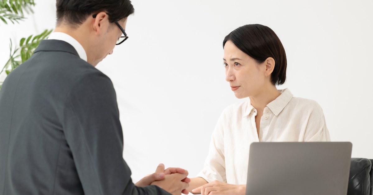 パソコンを前に契約の相談をする様子