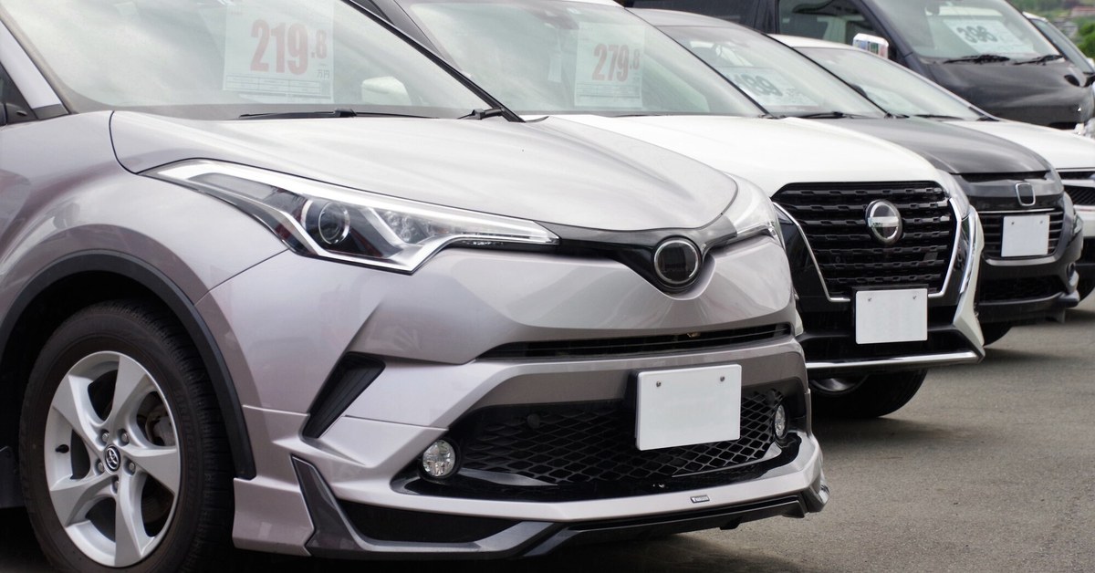 中古車販売店に並ぶ車